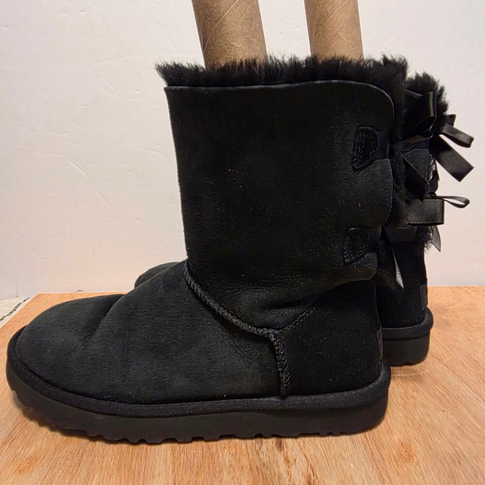 NWOT Women's UGG Bailey Bow II Boots black sheepskin lining size 8